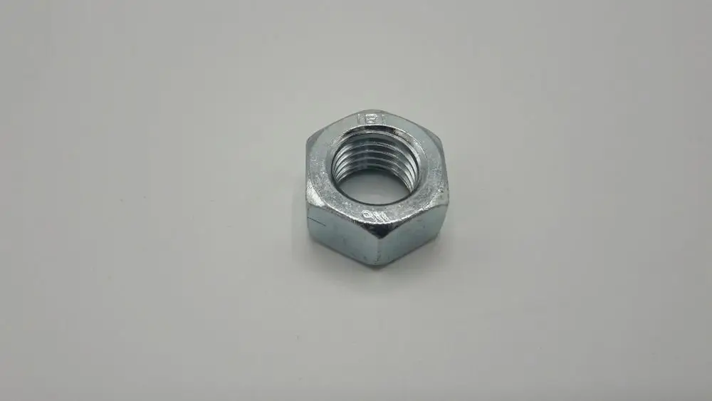 Sechskantmutter in metallischer Ausführung, mit inneren Gewinden, auf neutralem Hintergrund. Produkt von Remeha.